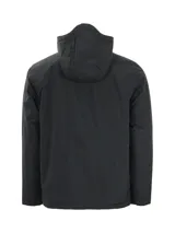 Chaqueta con capucha de Caterpillar, color negro, con cierre frontal central y bolsillo en el pecho con cierre en color amarillo neón. Presenta parche de silicona con logo en el pecho, capucha ajustable y material exterior resistente al agua con aislamiento térmico.