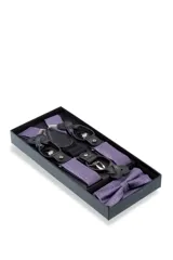 Set de tirantes, moña y pañuelo de bolsillo color rojo con diseño floral. Los tirantes son ajustables y tienen apliques para abrochar a botones o pinzas metálicas para sujetar al pantalón.