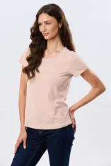 Remera básica de algodón color negro, con cuello redondo y mangas cortas de corte clásico.