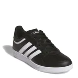 Championes urbanos Adidas modelo Hoops 4.0, de diseño inspirado en el básquet con caña baja. Presentan una base de cuero sintético negro con las icónicas tres tiras laterales en blanco y suela de goma blanca.