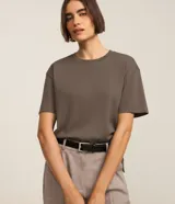 Blusa de manga corta Marfinno confeccionada en algodón pima negro, con cuello redondo y diseño liso de corte holgado con dobladillo ligeramente más largo en la parte trasera.