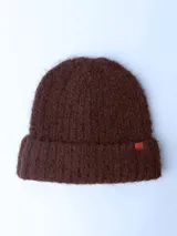 Gorro de lana marrón con etiqueta de cuero con logo en el borde.