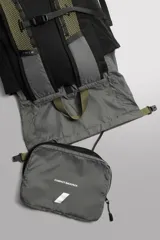 Mochila deportiva multiuso de 25 litros, confeccionada en tejido técnico. Cuenta con compartimento principal con cierre enrollable, bolsillos planos frontales y laterales, parte posterior acolchada, asa de mano y correas de hombro ajustables con hebilla de liberación rápida.