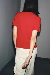 Jersey de punto de cashmere con cuello redondo y manga corta, con terminaciones en rib en cuello, mangas y ruedo.