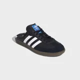 Zuecos Adidas Samba OG Mule, inspirados en el clásico diseño de la marca, color negro con las tres tiras blancas y suela de goma marrón.