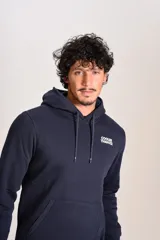 Hoodie azul marino con capucha y cordones ajustables. Presenta un estampado pequeño en el pecho con la frase 'COOLER THAN ICE' en color blanco y un bolsillo frontal tipo canguro.