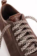 Zapato acordonado de gamuza marrón con suela de goma.