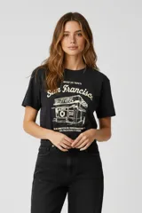 Remera de algodón color blanco con cuello redondo en contraste negro y estampado frontal circular con la leyenda Ocean Club.