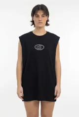 Musculosa larga color negro, de corte oversize, con cuello redondo y diseño sin mangas con hombreras. Presenta un estampado minimalista con las letras 'dl' dentro de un óvalo en el centro del pecho.