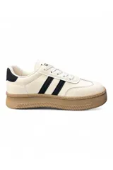 Championes deportivos de plataforma color beige con dos rayas negras laterales, suela de goma marrón y detalles en azul oscuro en el talón.
