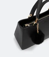 Bolso satchel negro con correa de mano fija y correa bandolera desmontable. Incluye llavero de pompón.