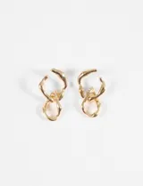Aros colgantes de diseño irregular con dos eslabones entrelazados de acabado metálico brillante.
