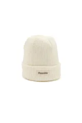 Gorro tipo beanie de tejido acanalado en color blanco, con vuelta y etiqueta frontal con el logo de la marca.