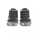 Championes Vans modelo Skate Sk8-Hi de caña alta, color gris, confeccionados en una combinación de lona y gamuza. Presentan la icónica banda lateral blanca, suela de goma vulcanizada con diseño de gofre y cordones blancos.