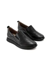 Zapatillas slip-on negras de cuero vacuno con textura de piel de serpiente y acabado en color nácar. Cuentan con inserciones elásticas laterales, forro de cuero y suela flexible y ligera con tecnología Antistress.