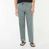 Pantalón de mezcla de lino color verde, de corte recto.