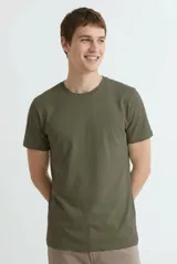 Remera lisa de color verde militar, con cuello redondo y mangas cortas, de corte clásico y ajuste cómodo.