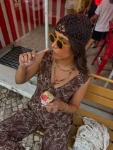 Gorro de malla tejido al crochet color negro, con lentejuelas plateadas.