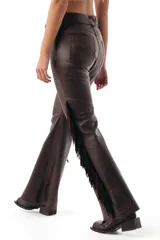 Pantalón semi oxford de cuero ovino color chocolate, con corte ajustado en la parte superior y botamanga acampanada, destacando flecos largos en los laterales.