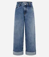 Pantalón wide leg de tiro bajo confeccionado en denim de algodón. Presenta un diseño de pierna amplia con ruedo doblado, cintura con pasadores y cierre frontal con botón y cremallera.