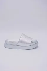 Sandalias negras de plataforma, veganas y amigables con el medio ambiente. Hechas con Piñatex, textil que busca suplantar el cuero animal, hecho a partir de las hojas del ananá.