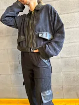 Pantalón cargo de pana negro con bolsillos laterales con solapa y cintura elástica.