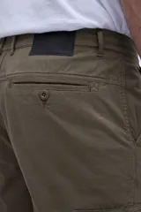 Pantalón cargo color marrón con bolsillos laterales y bolsillo cargo con solapa y botones.