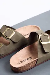Sandalias de dos tiras anchas en color verde militar, con hebillas metálicas doradas y base anatómica de corcho.