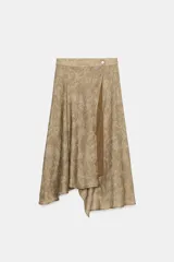 Falda midi de tiro alto y diseño asimétrico con cierre frontal cruzado y botón decorativo. Presenta una textura rústica con estampado sutil y forro interior marrón.