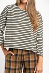 Remera de manga larga, corte al cuerpo, con cuello redondo. Presenta un patrón de rayas horizontales en color marrón óxido y azul marino.