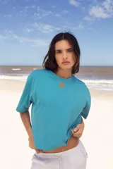 Remera celeste con logo bordado en el pecho, corte boxy y cuello redondo.