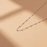 Cadena fina de eslabones con pequeñas esferas intercaladas, fabricada en plata 925.