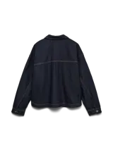Campera tipo shacket de denim en color azul oscuro, con cuello clásico, cierre frontal con botones metálicos y dos bolsillos frontales de parche.