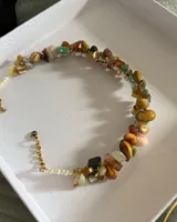 Gargantilla con piedras de colores y cadena de ajuste.