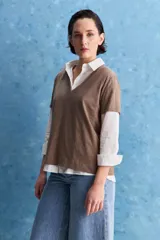 Remera blanca de algodón con escote en V y mangas cortas, de calce amplio y cómodo.