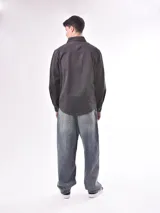 Campera verde militar con cuello clásico, cierre frontal con botones, dos bolsillos con solapa en el pecho y corte recto.