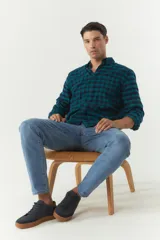 Camisa de viyela a cuadros en tonos verde y negro, de corte regular, con logo bordado y confeccionada en 100% algodón.