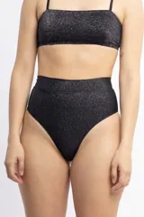 Bombacha de bikini colaless de tiro alto, color negro con efecto brillante de lurex. Tiene una faja de lycra doble en la cintura para un ajuste cómodo.