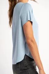 Remera de cuello redondo y manga corta, confeccionada en tejido de viscosa acanalado con un calce suave y liviano.