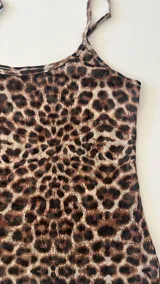 Musculosa marrón con estampado animal print, breteles finos y corte ajustado.