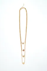 Collar largo dorado de múltiples hilos con dijes circulares colgantes.