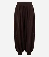 Pantalón de punto estilo aladino, color marrón oscuro, con diseño de tejido calado, cintura elástica y puños ajustados en los tobillos.