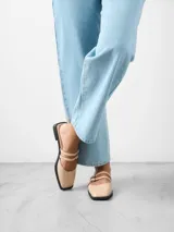 Zapato plano destalonado color nude, con punta cuadrada, doble tira con hebilla y tacón cuadrado.