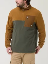 Buzo de polar con diseño color block en tonos tostado y verde oliva. Presenta cuello alto con cierre medio, bolsillo frontal con cierre y parche decorativo con logo de la marca.