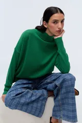 Polera verde esmeralda tejida de punto confeccionada en lambswool, con cuello alto y calce holgado.