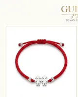 Pulsera de hilo rojo tejida en macramé con dijes centrales de dos figuras de nenas en plata 925 y terminaciones con esferas de plata.