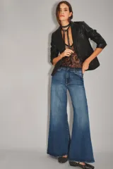 Jean de corte palazzo con tiro alto y pierna ancha, confeccionado en denim de lavado azul oscuro con efecto desgastado.