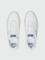 Zapatillas deportivas Diesel modelo S-Tracker-D, de diseño urbano en color blanco con detalles en tono crema en la suela y logo lateral en negro.