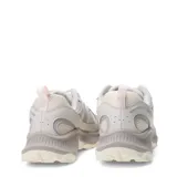 Championes de running Merrell modelo Tempo Exp, color beige con detalles en gris claro. Presentan una estructura de malla transpirable con refuerzos sintéticos, cordones al tono y una suela robusta con relieve para mayor tracción.