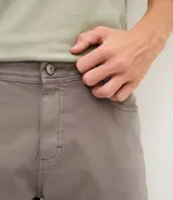Pantalón de sarga corte súper skinny, color beige, con cierre de botón y cremallera, bolsillos laterales y traseros.